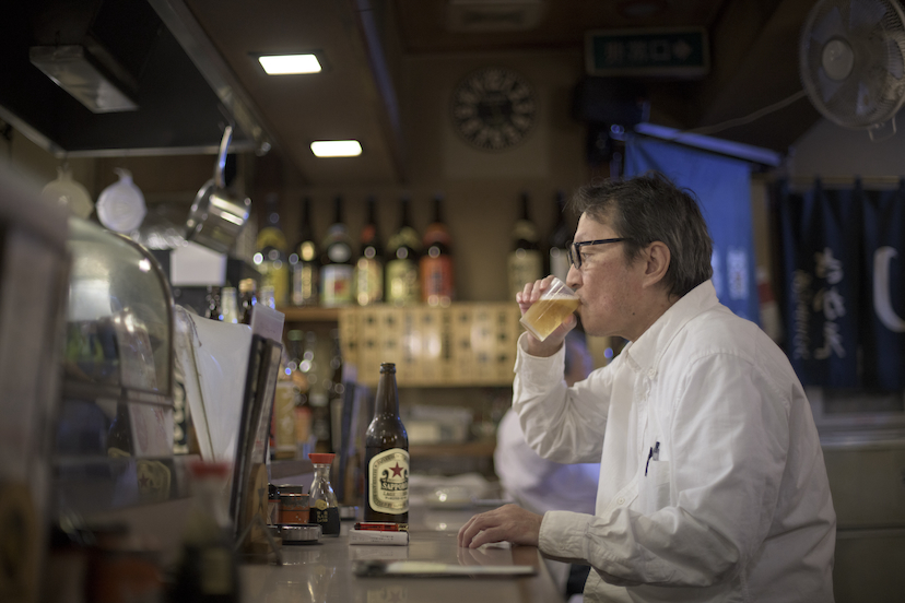 下北沢「創業74年の老舗モツ焼き店」で煙の匂いに感じた酒場の“文化”