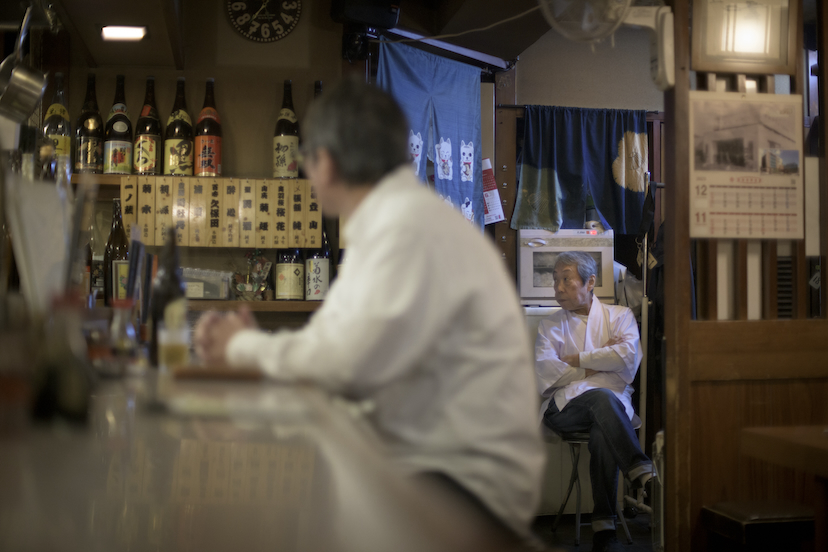 下北沢「創業74年の老舗モツ焼き店」で煙の匂いに感じた酒場の“文化”