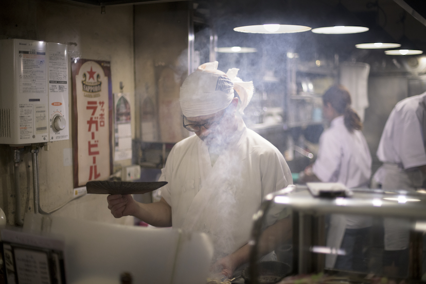下北沢「創業74年の老舗モツ焼き店」で煙の匂いに感じた酒場の“文化”