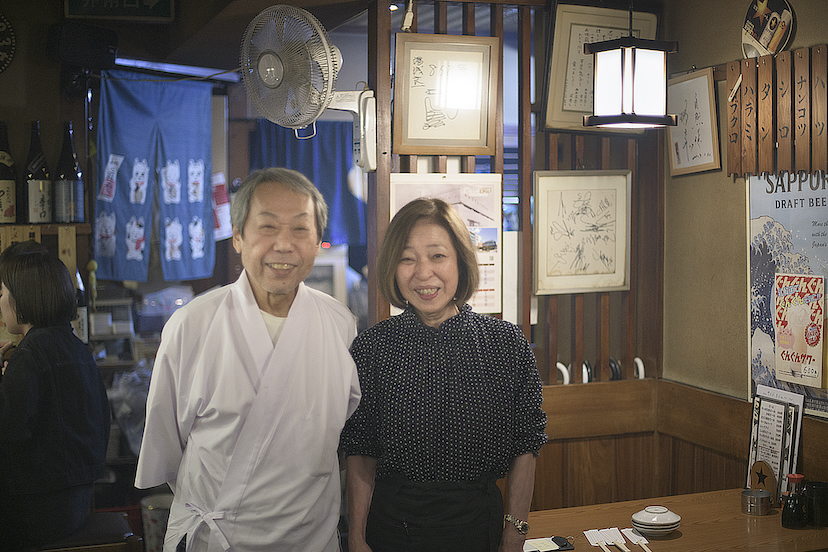 下北沢「創業74年の老舗モツ焼き店」で煙の匂いに感じた酒場の“文化”