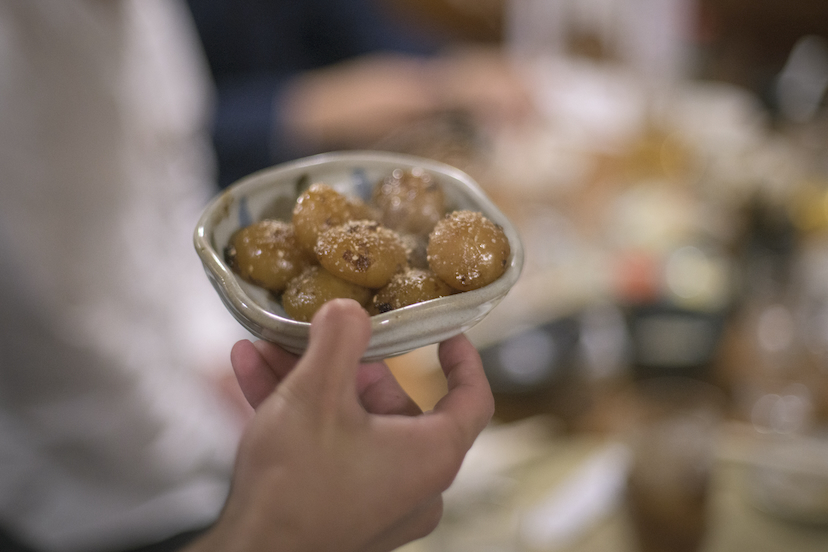 下北沢「創業74年の老舗モツ焼き店」で煙の匂いに感じた酒場の“文化”