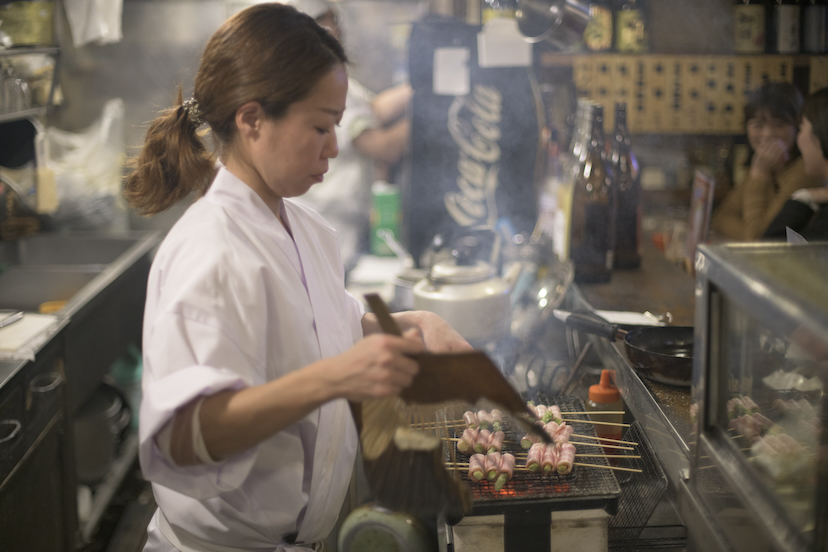 下北沢「創業74年の老舗モツ焼き店」で煙の匂いに感じた酒場の“文化”