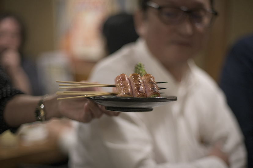 下北沢「創業74年の老舗モツ焼き店」で煙の匂いに感じた酒場の“文化”