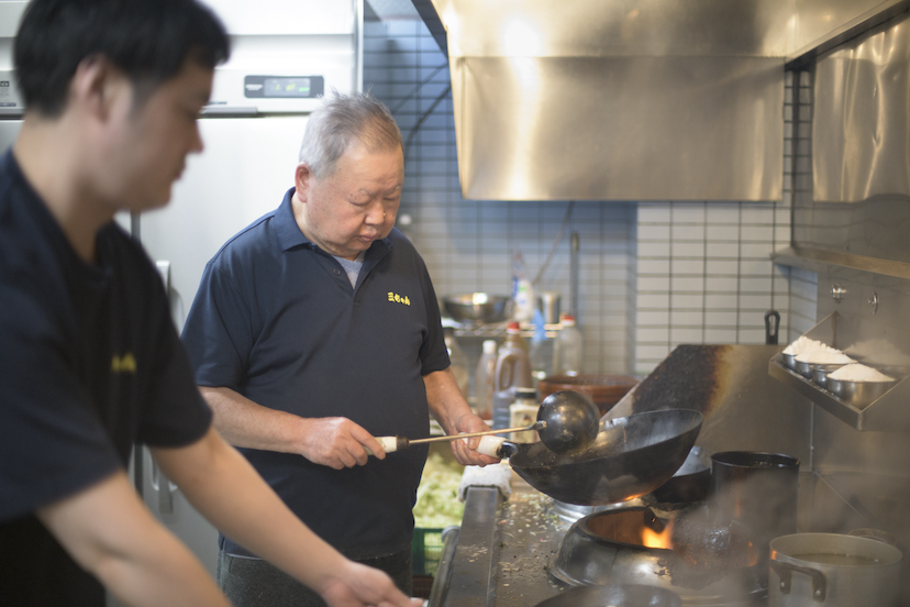 新丸子の「老舗大衆食堂」でやる昼下がりのハムエッグと赤星がたまらない