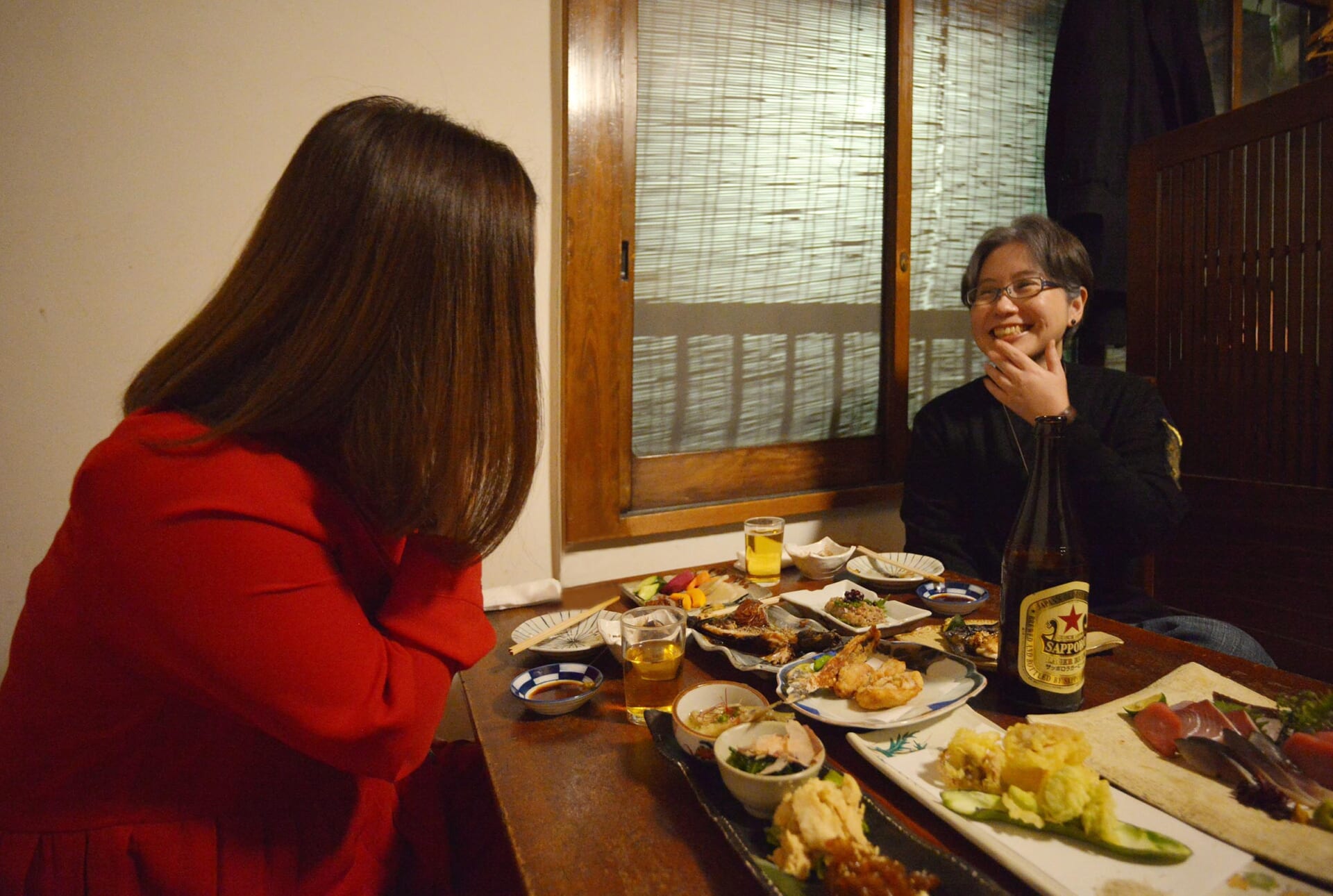 【後編】浅草の風情ある「盃屋かづち」で美味しい肴と赤星に作家二人の会話が弾む！