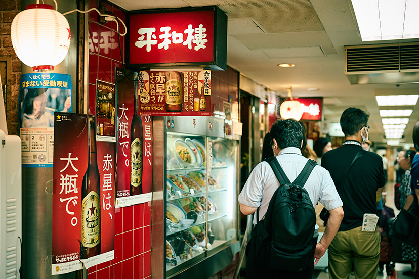 大阪駅高架下、戦後から続く飲食街をぶらり -前編-