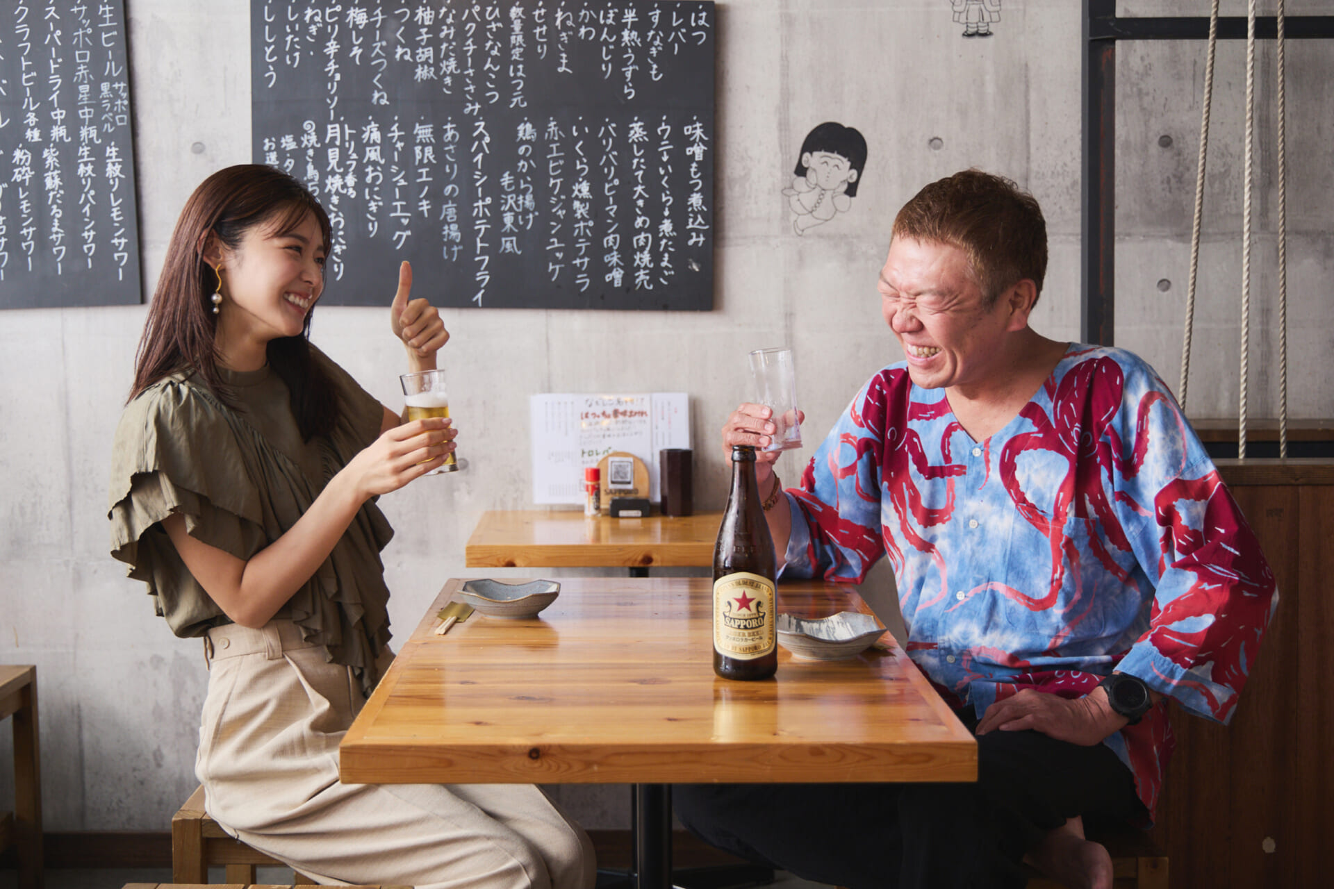 若者が集う本郷三丁目のネオ大衆酒場で、ギャルとオヤジが世代間交流!
