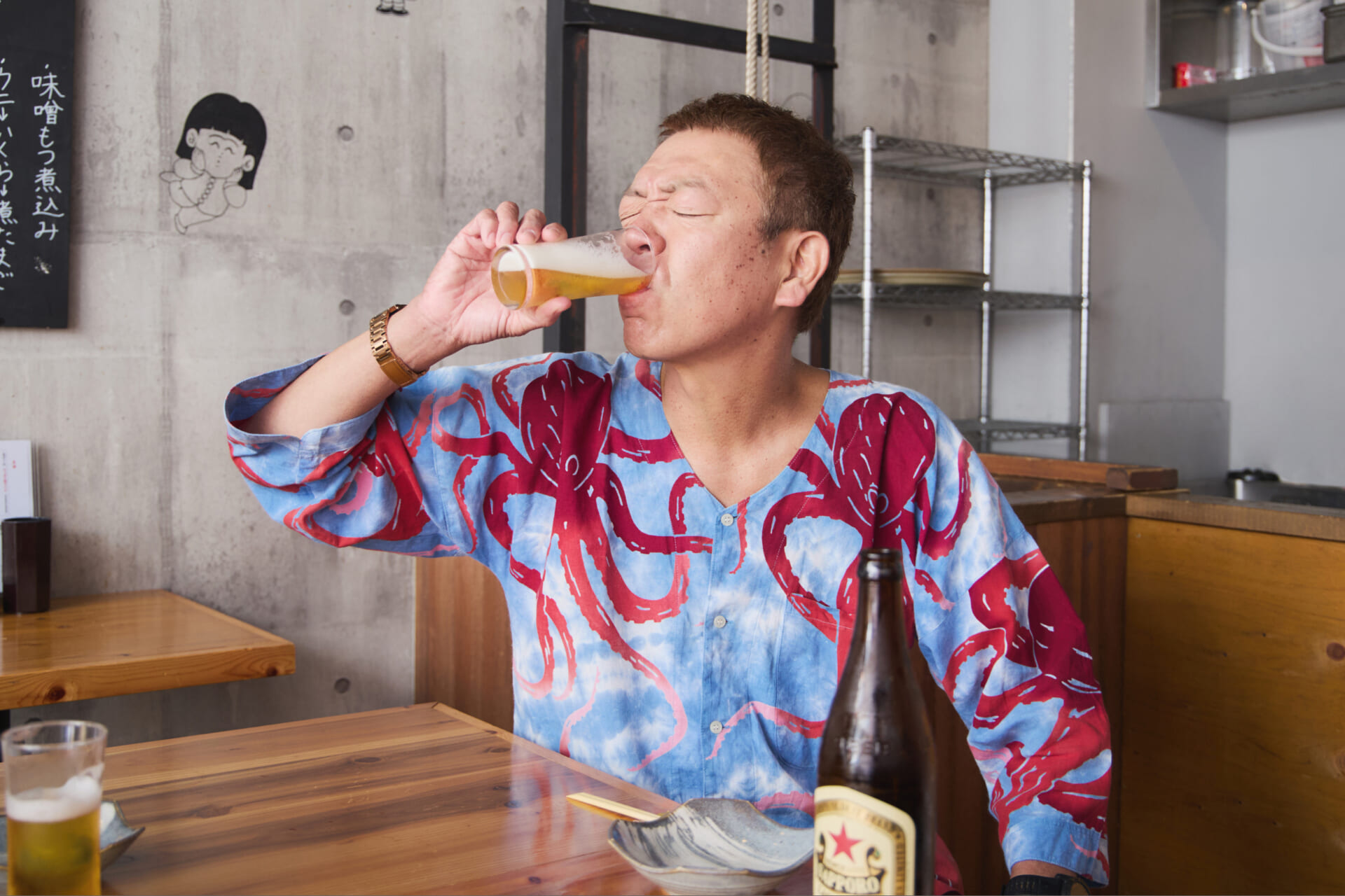 若者が集う本郷三丁目のネオ大衆酒場で、ギャルとオヤジが世代間交流!