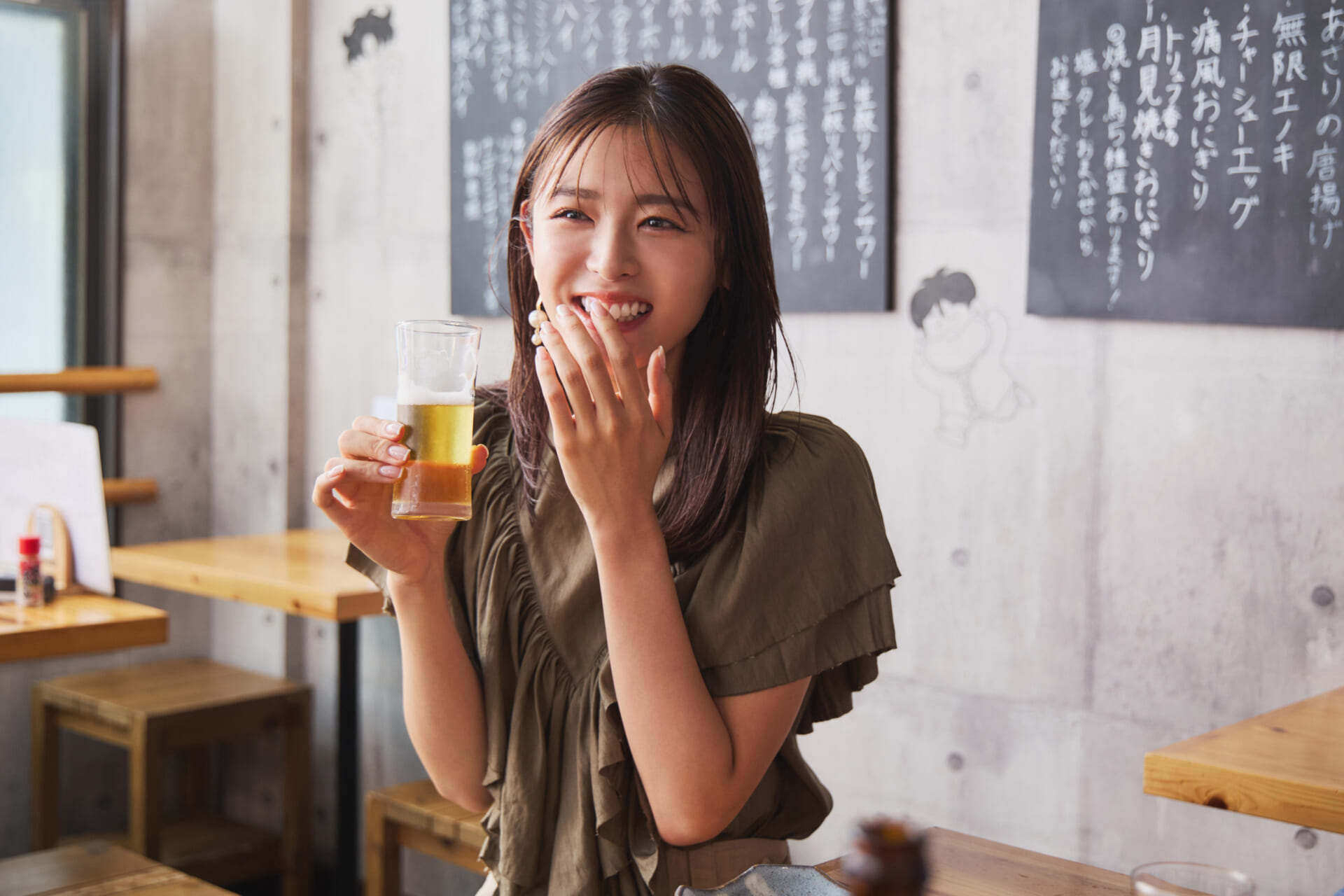 若者が集う本郷三丁目のネオ大衆酒場で、ギャルとオヤジが世代間交流!