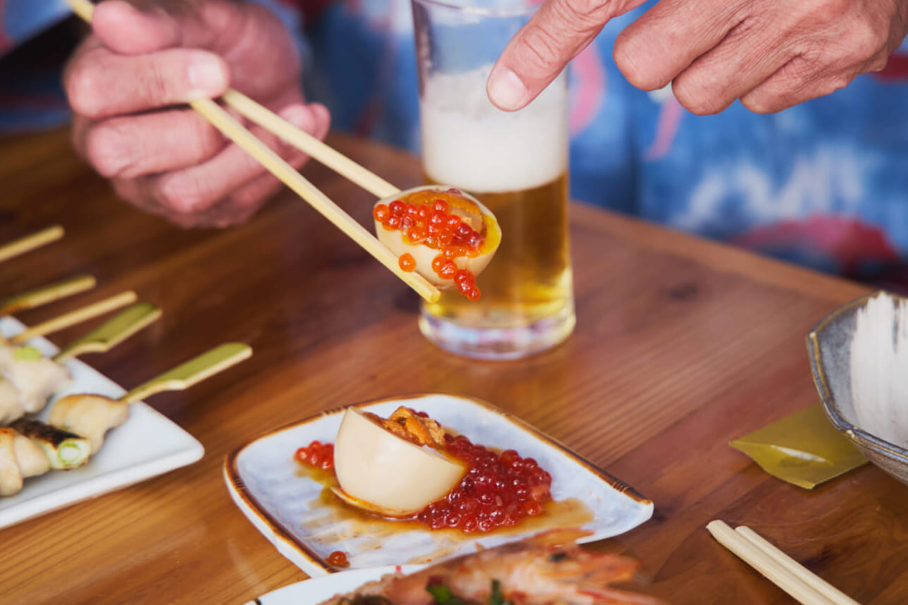 若者が集う本郷三丁目のネオ大衆酒場で、ギャルとオヤジが世代間交流!