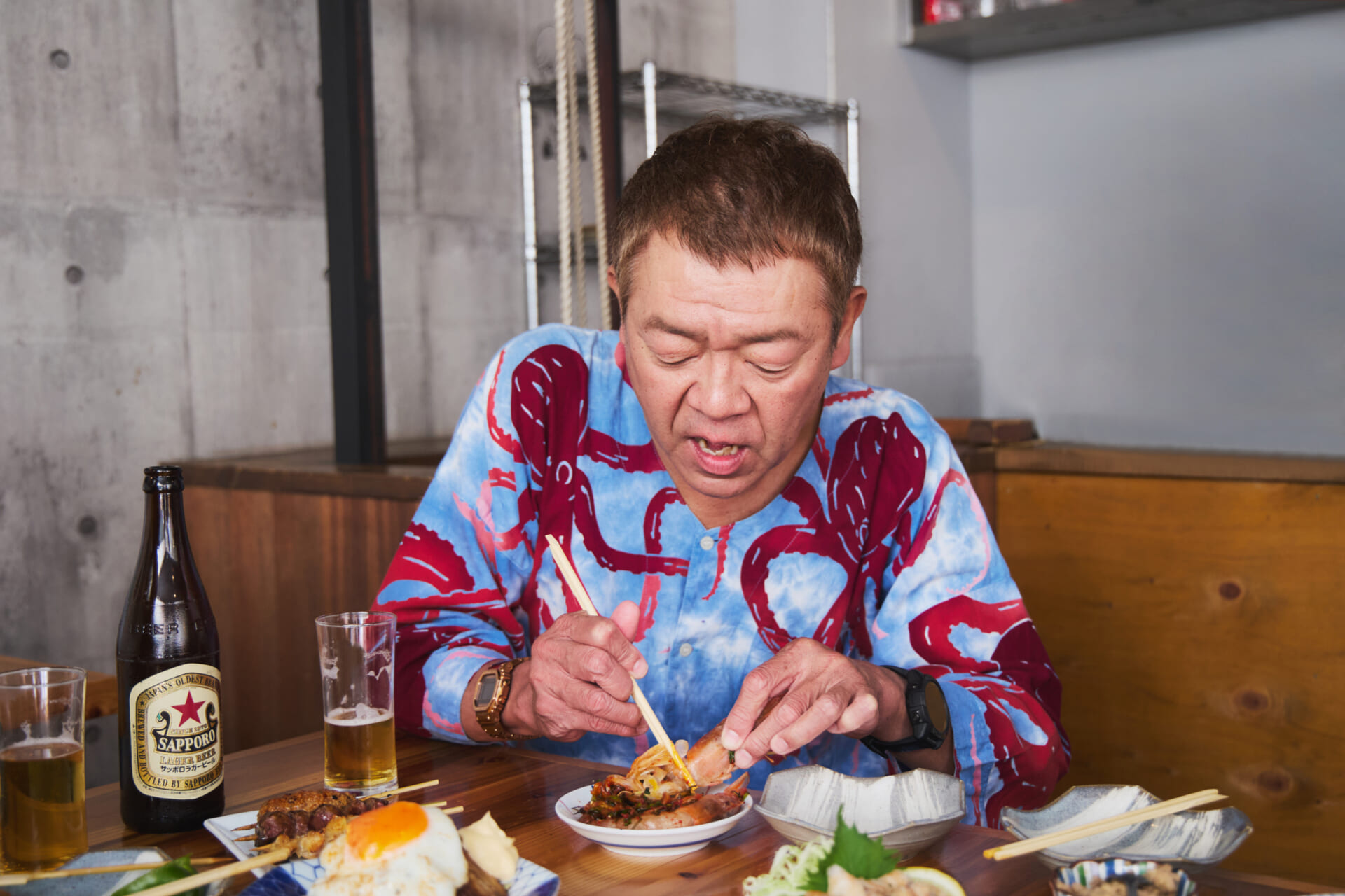 若者が集う本郷三丁目のネオ大衆酒場で、ギャルとオヤジが世代間交流!