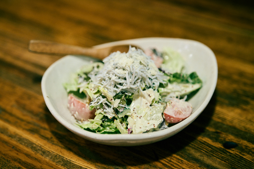 はからずもシーザーサラダの妙味に歓喜させられた茅ヶ崎の名酒場